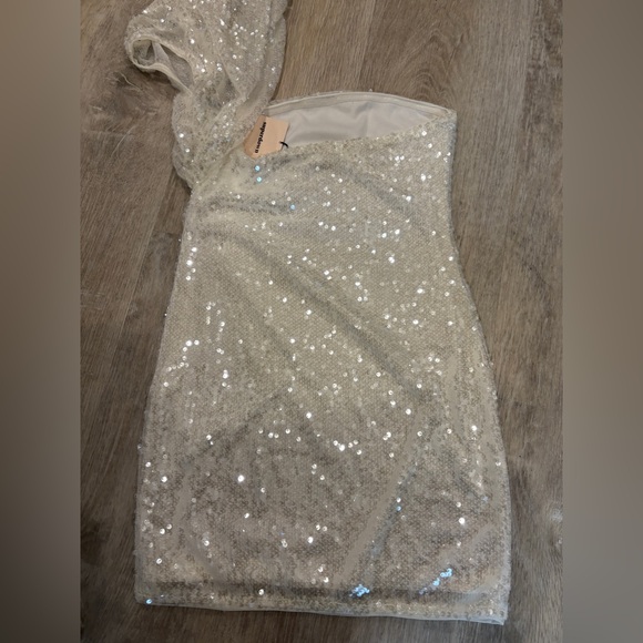 superdown One-Shoulder Sequin Mini Dress in Silver - Picture 3 of 5